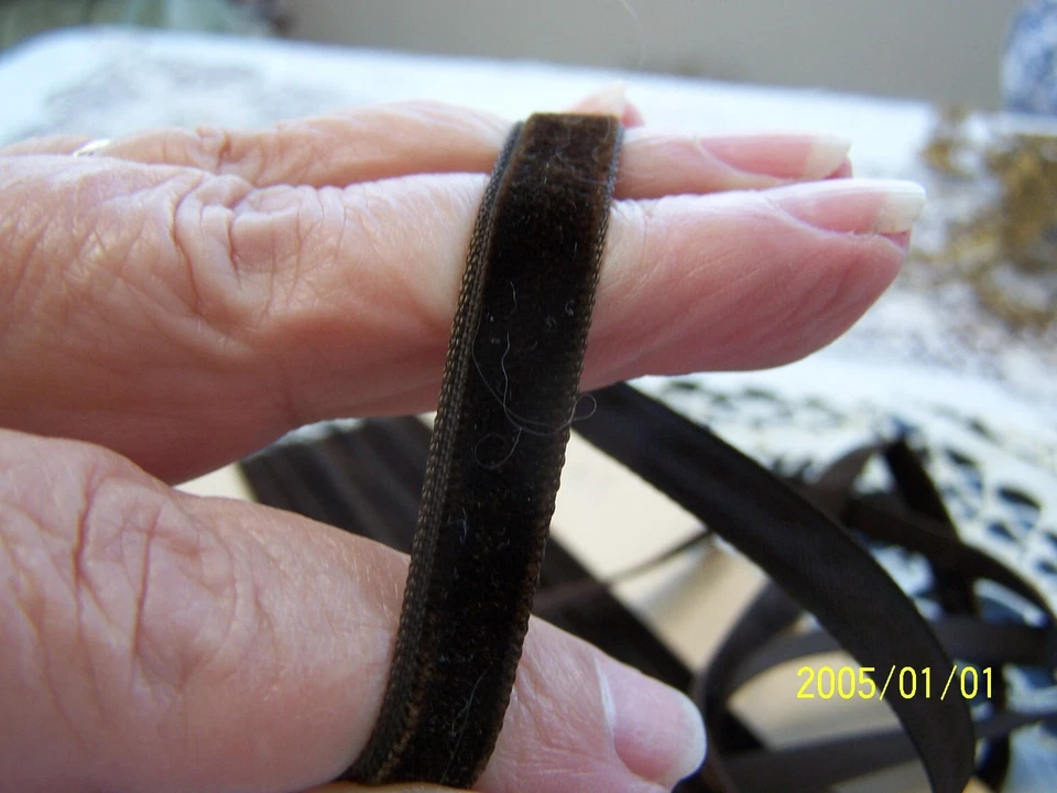 Ancien ruban en velours de soie marron. 4,60 mètres sur support d'origine. N°147 - Photo 2/4