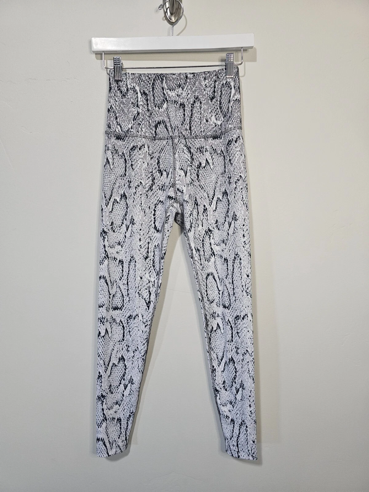 beyond-yoga athletic snake print stretch leggings