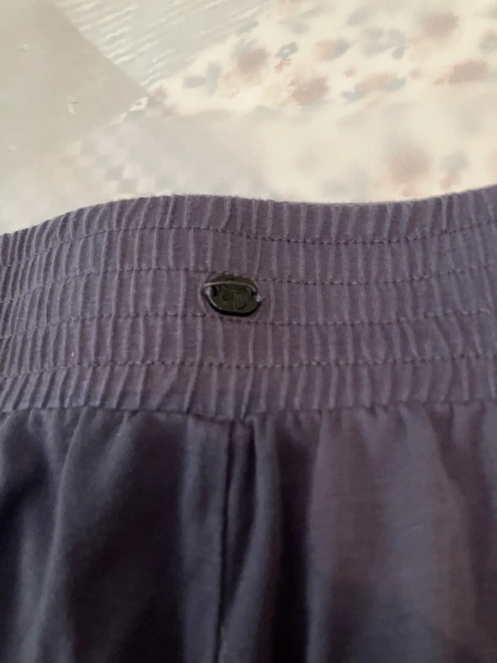 Pantalones cortos de yoga para mujer Gaiam con corbata talla grande gris color carbón Foto 2 de 4