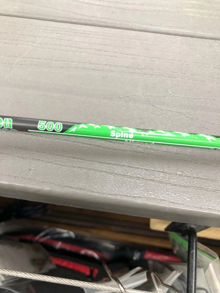 Greenacres 1 docena de flechas de carbono alineadas con columna premium de Victory con plumas de 4"" Foto 4 de 4