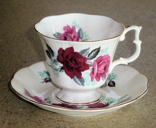Taza y platillo con patas vintage Royal Albert Bone China rosa rojo rosa patrón floral - Imagen 4 de 10