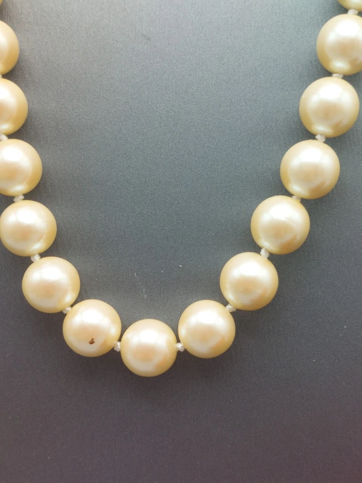Collar de Perlas Imitadas Monet Firmado De Colección Espaciadores Anudados Uniforme Cierre Tono Dorado 24" Foto 2 de 4
