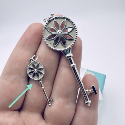 か*ま様 Tiffany & Co. シルバー925 モンタナサファイア Tiffany & Co. Small Diamond Daisy Key Charm in Sterling Silver
