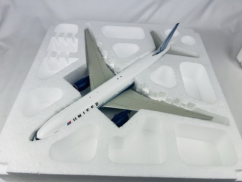 RARE UNITED AIRLINES GEMINI JETS 1:200 BOEING 777-200ER G2UAL147 BLUE TULIP TAIL - Picture 7 of 19