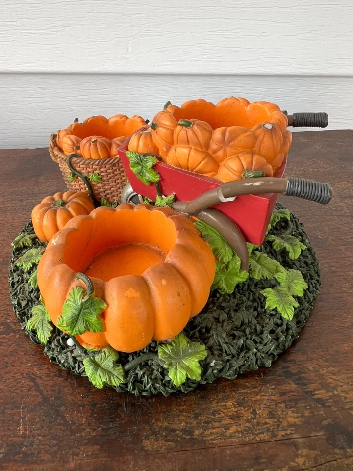 Centro de mesa con candelabro de resina con tema de calabaza con diseño de cesta y carretilla Foto 2 de 4
