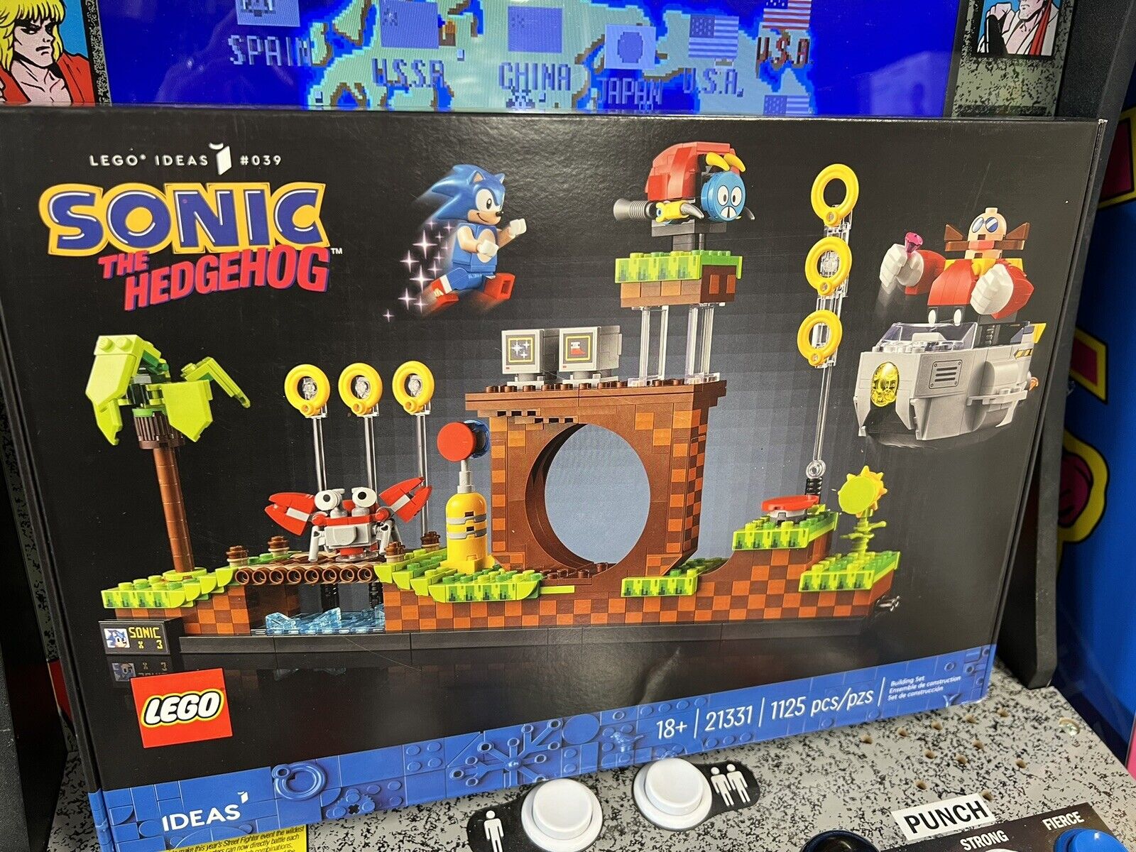 LEGO Ideas Minifigure - Sonic The Hedgehog with Accessories and  Minifigureland Tile (All New for 2022) 21331