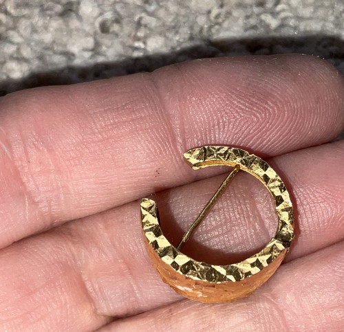 Nuevos Pendientes Huggie 22K Corte Láser Omega Espalda - Imagen 3 de 8