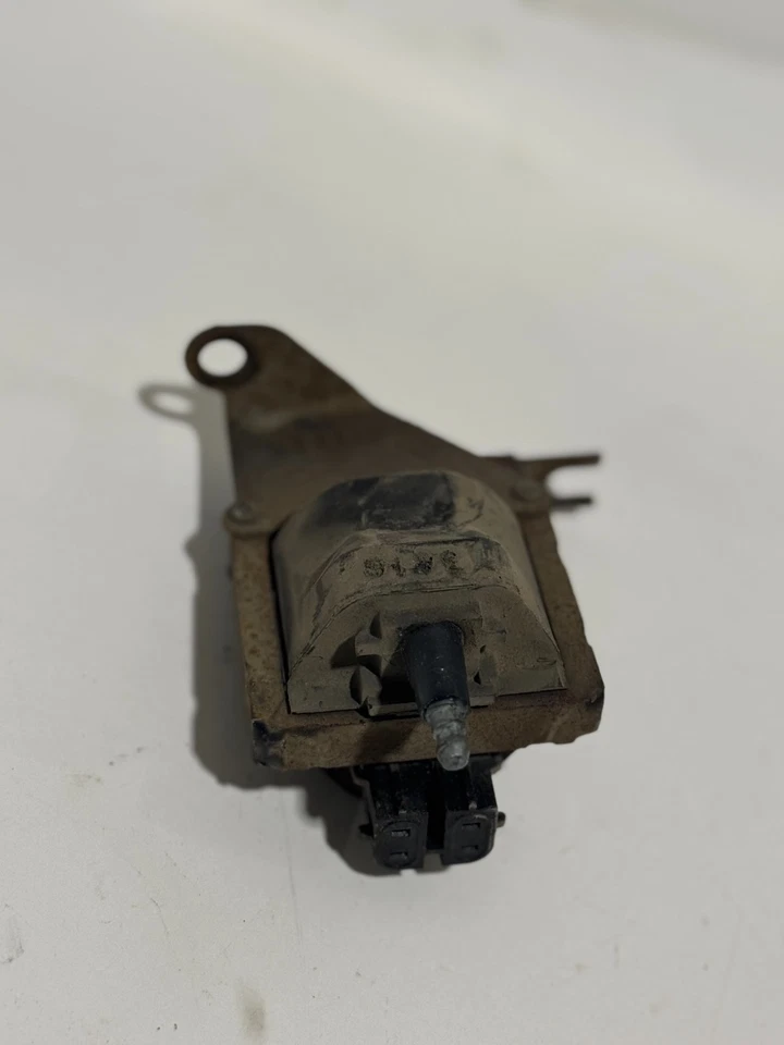 1993 GMC / CHEVY C / K 1500 2500 305 5.0L V8 IGNITION COIL AND BRACKET USED - Image 2 of 4