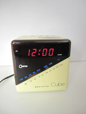 VINTAGE COSMO CUBE FM/AM CLOCK RADIO MODEL CR-2501 HONG KONG 80 S TESTED