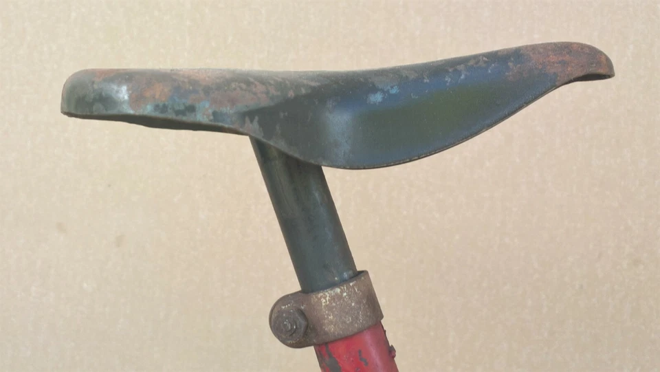 Ancien VELO enfant PNEUS PLEINS alvéolés fourche courbée petites roues 1890/1900 - Photo 4/4