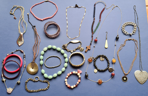 Lot Anciens Bijoux Vintage – Bracelets, Pendentifs, Fond De Tiroir