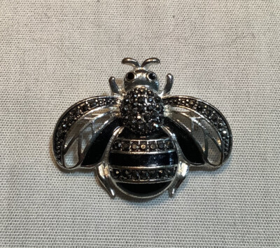 VINTAGE STUNNING SILVER TONE MARCASITE ENAMEL BEE PIN BROOCH