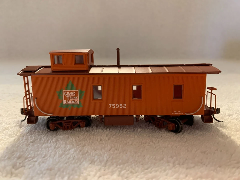 Roundhouse #84369 HO Scale Grand Trunk Railway 3-Window Wood Caboose #75952 - Image 3 of 4
