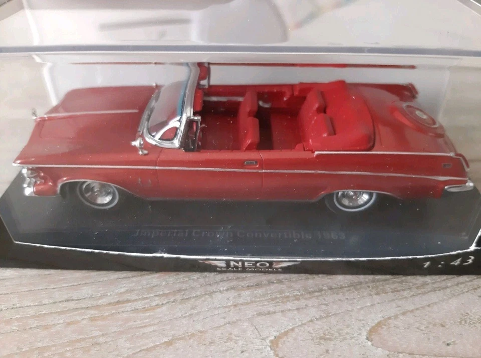 Neo Scale Models Chrysler Imperial Crown Convertible 1963 1:43 - Immagine 2 di 4
