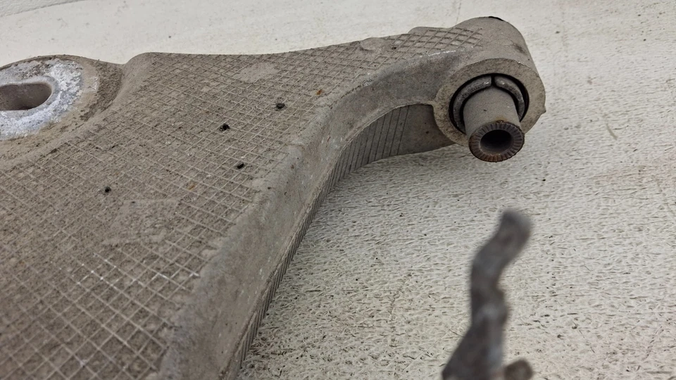 Volvo XC90 2016-2025 suspensión trasera derecha brazo de control inferior OEM Foto 4 de 4