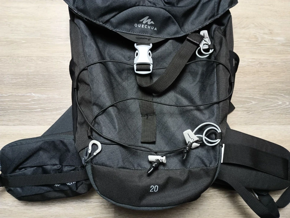 Mochila Quechua 20 preta acolchoada traseira em excelente estado usado Decathlon refrigeração a ar caminhadas viagem - Imagem 2 de 4