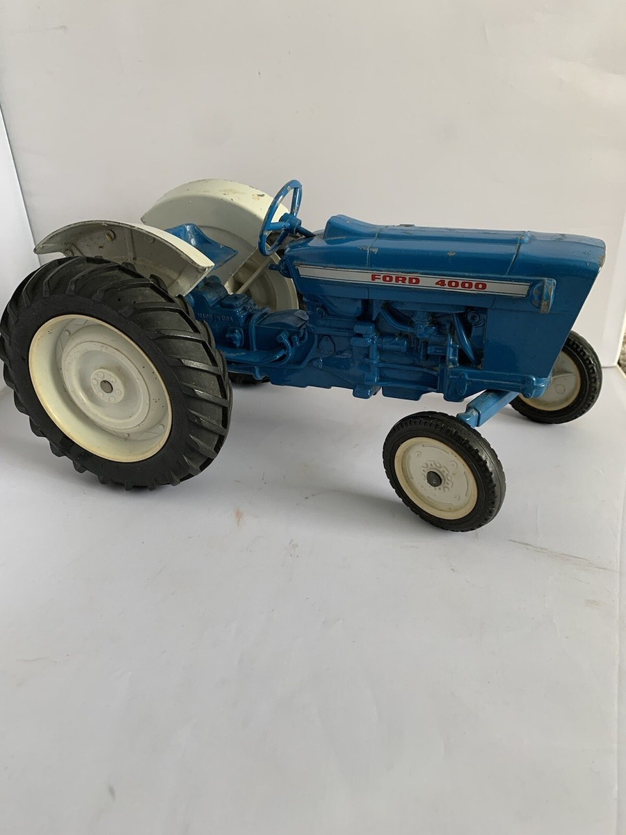 Vintage 1970's FORD 4000 TRACTOR SPLIT GRILL VERSION DIE CAST METAL TRACTOR