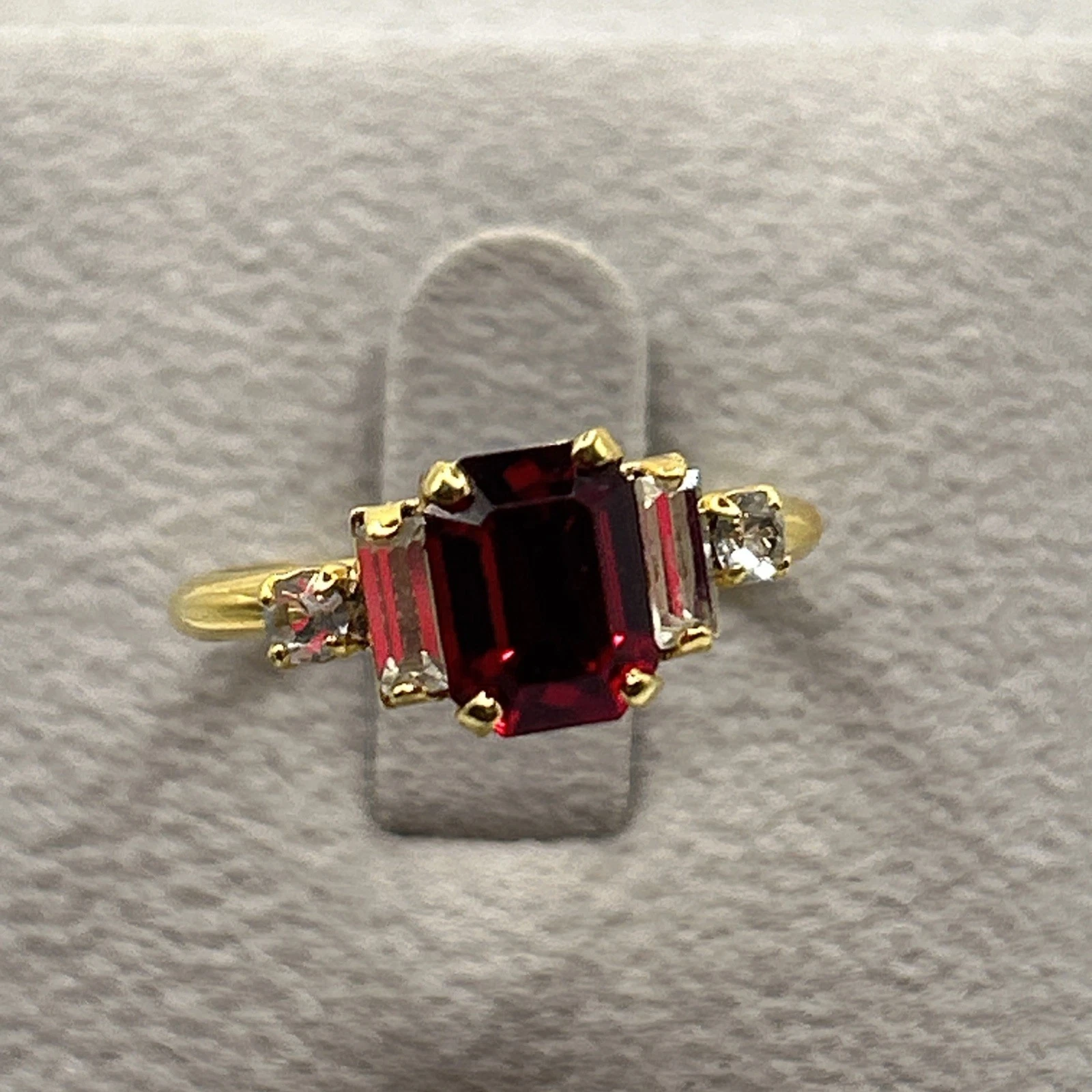 Bague vintage fantaisie  Doré Avec Pierre Rouge Et Blanc . Taille Réglables