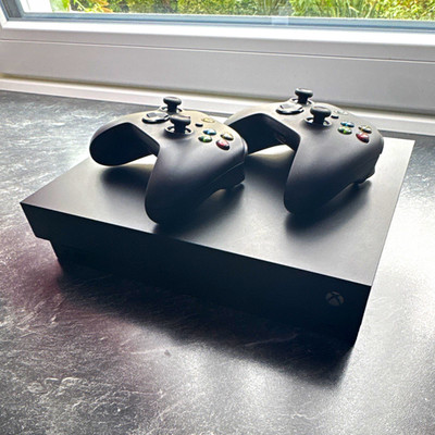 Xbox One X mit 1TB SSD und 2 Xbox Series Controller
