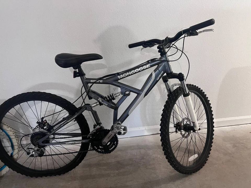 bicicleta mangosta color negro buen estado apenas usada Foto 2 de 3