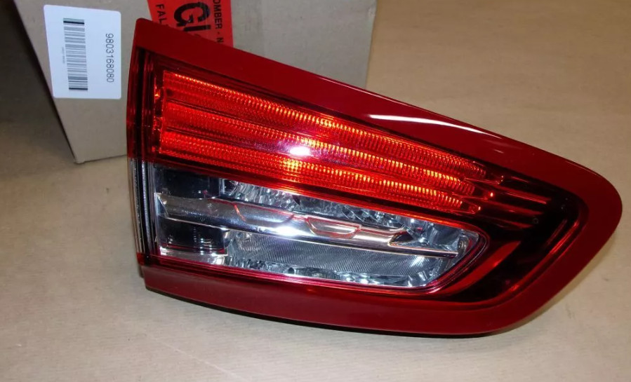 Feu arrière gauche Citroën DS5 cassé ? Rplacez-le par la pièce 9803168080 pour le contrôle technique