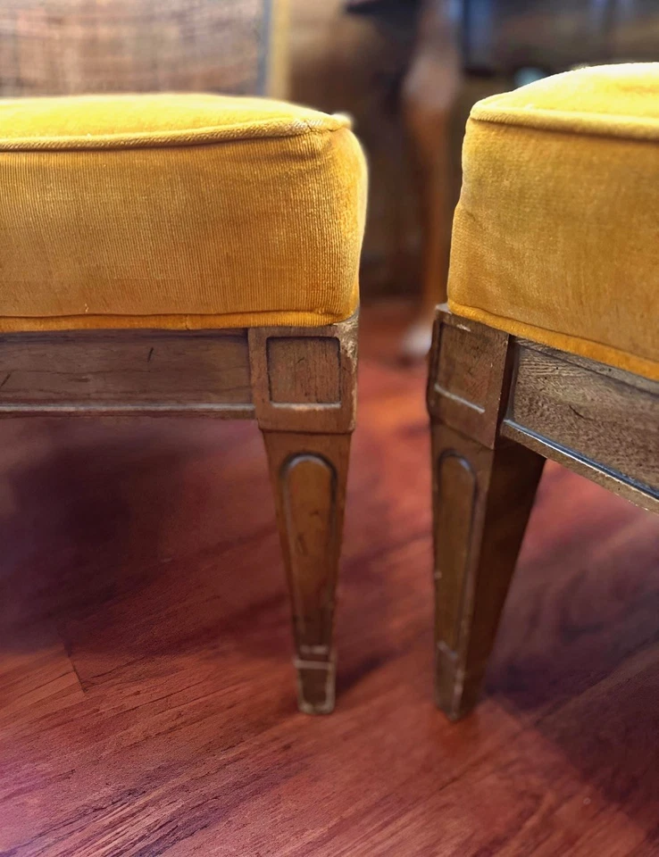 Juego de sillas estilo Hollywood Regency, respaldo de bastón moderno de mediados de siglo con terciopelo mostaza Foto 2 de 4