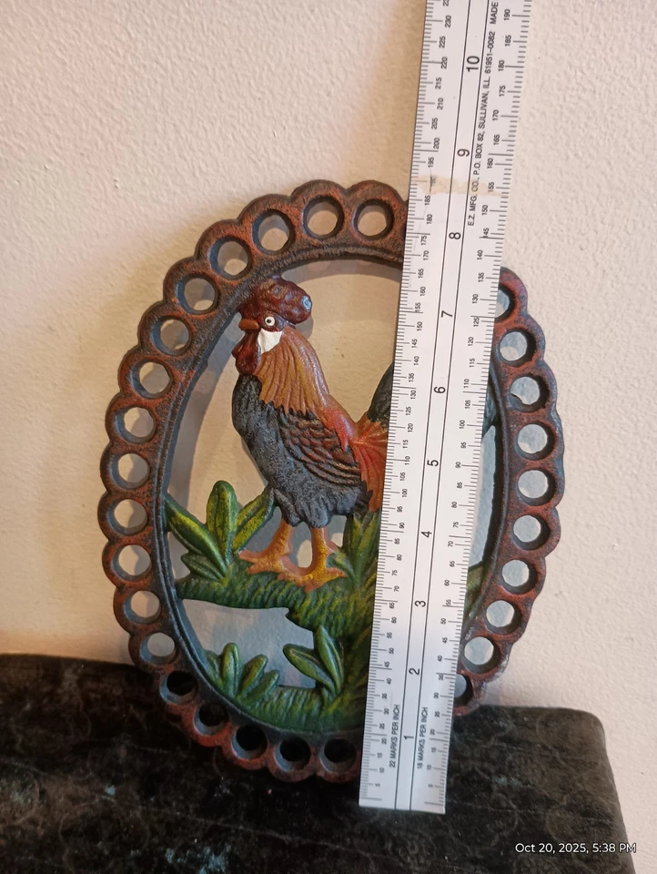 Remache de cocina gallo con patas de hierro fundido Foto 3 de 4