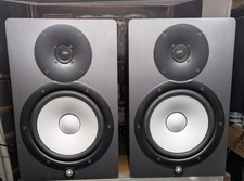 2 Yamaha HS8 powered speakers with white cone woofers and lighted logos