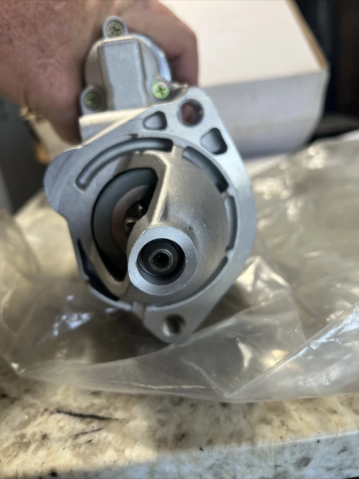 Motor de arranque Valeo nuevo OE- D7R33 para Audi 80 90 A4 A6, Skoda Superb, VW Passat 1.9L Foto 2 de 4