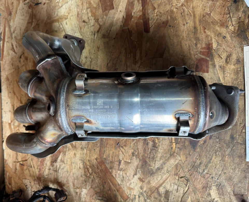NEW Dodge Exhaust And Catalytic Converter Manifold MOPAR CEZGU902AB 68472842AB - Image 3 of 4