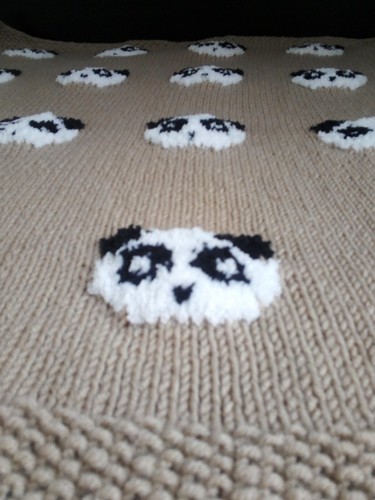 Manta bebé lana tejida a mano con pandas beige edredón bebé con pandas blancos - Imagen 3 de 10