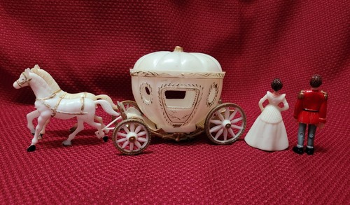 Vintage plastic CINDERELLA Cinderella Prince coach & horses cake toppers - Picture 2 of 5