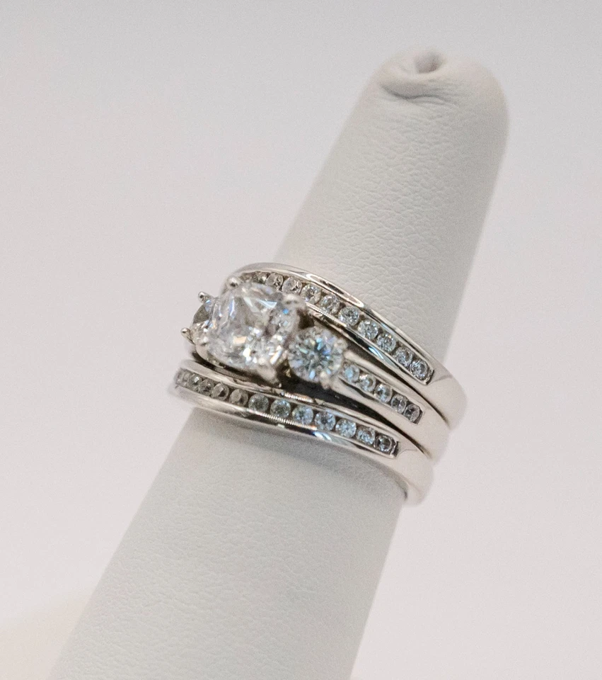 Juego de anillos Berricle 3 piedras 1,5 quilates circonita cúbica corte cojín plata de ley talla 6,5 Foto 4 de 4