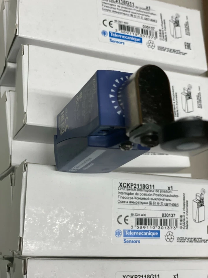 Interruptor de límite XCKP2118G11 XCKP - palanca de rodillo termoplástico - 1NC+1NO - NUEVO Foto 4 de 4