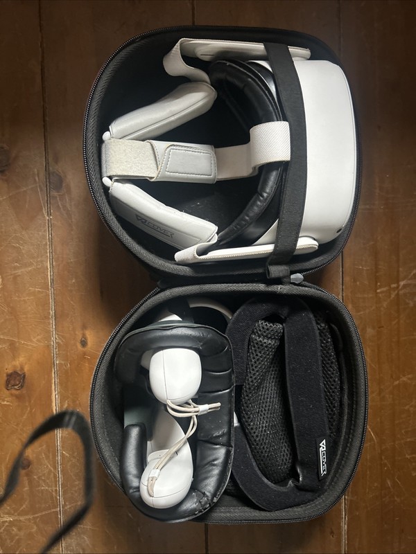 Meta Quest 2 64gb With Controllers + carry case And Accessories