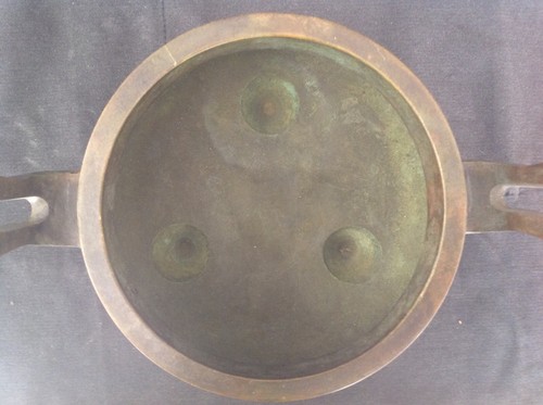 VINTAGE CAULDRON SHAPED BRONZE CENSER TWIN LUG HANDLES IMPRESSED CHARACTER MARKS - Picture 4 of 10