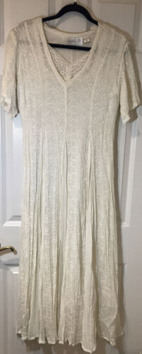 Vintage Lola P Woman’s Ivory Embroidered Rayon Cri