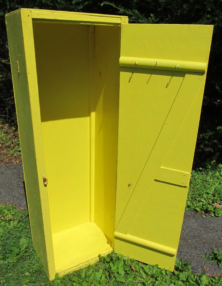 Antiguo gabinete despensa vintage de madera pintado de amarillo - cocina antigua coleccionable Foto 2 de 4