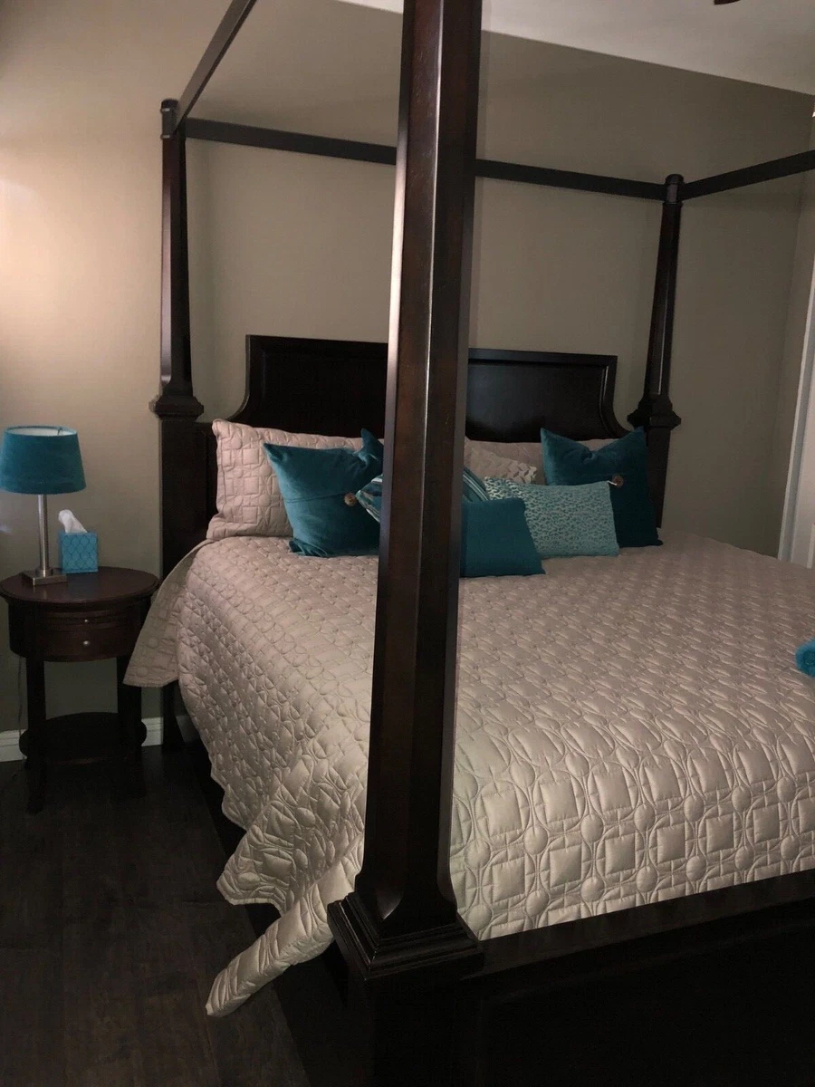 Martini suite canopy sale bed