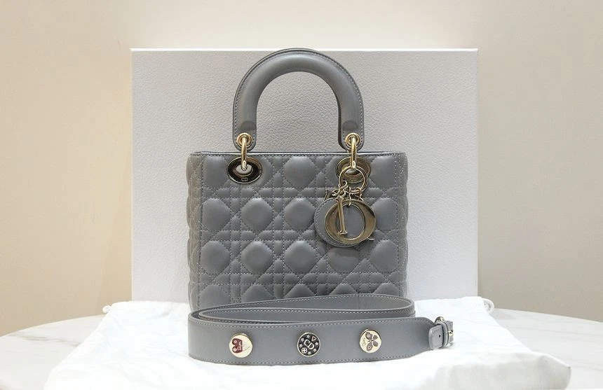 Petit sac à bandoulière fourre tout gris fer Dior Lady M0538 127374453