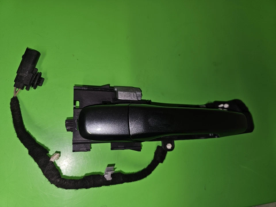 Manija de puerta delantera derecha Ford Explorer 2016 2017 con llave inteligente OEM usada Foto 2 de 4