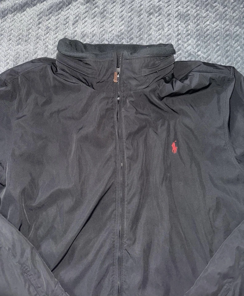 Jaqueta Polo Ralph Lauren Preta com Capuz Zíper Completo Pônei Vermelho Tamanho 3XL Alta - Imagem 4 de 4