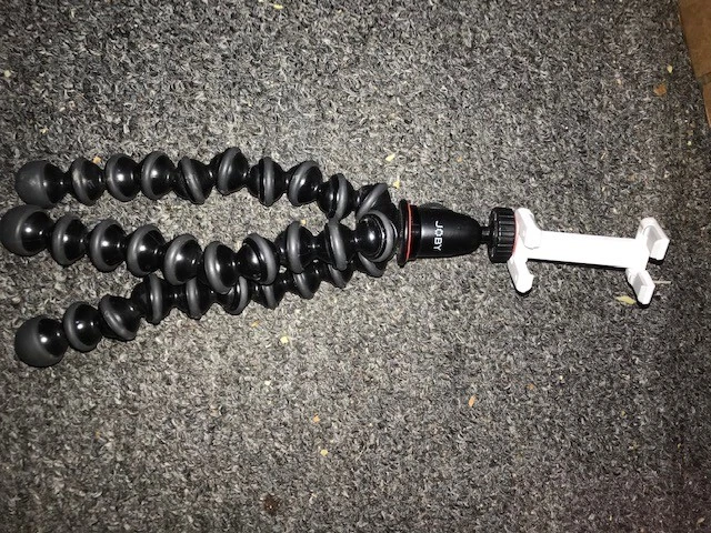 Soporte Joby GripTight ONE para teléfonos inteligentes (blanco) más soporte para patas de cápsula Foto 2 de 3