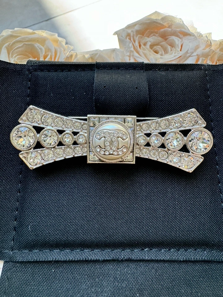 CHANEL 23S SILVER TONE BOW LARGE PEARL CC LOGO CRYSTAL CRYSTALS BROOCH PIN