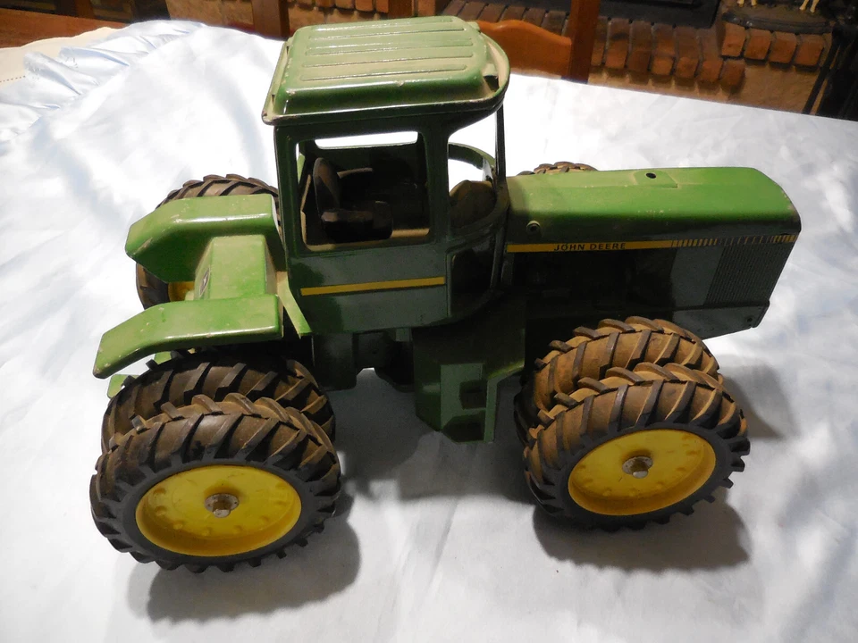 TRES  ANCIEN TRACTEUR  JOHN DEERE  ET  LE CANADIEN  1 / 16 IEME - Photo 2/4