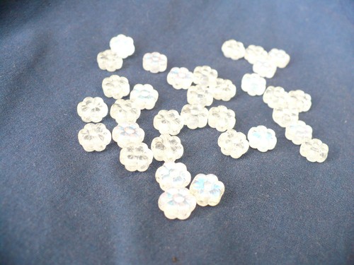 Lote de 30+ cuentas de flores de vidrio blanco de 8 mm algunas iridiscentes algunas no - Imagen 2 de 5