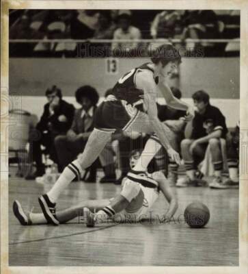 1973 Press Photo Marshall's Mike D'Antoni steals ball from Rick Dobson of UNCC