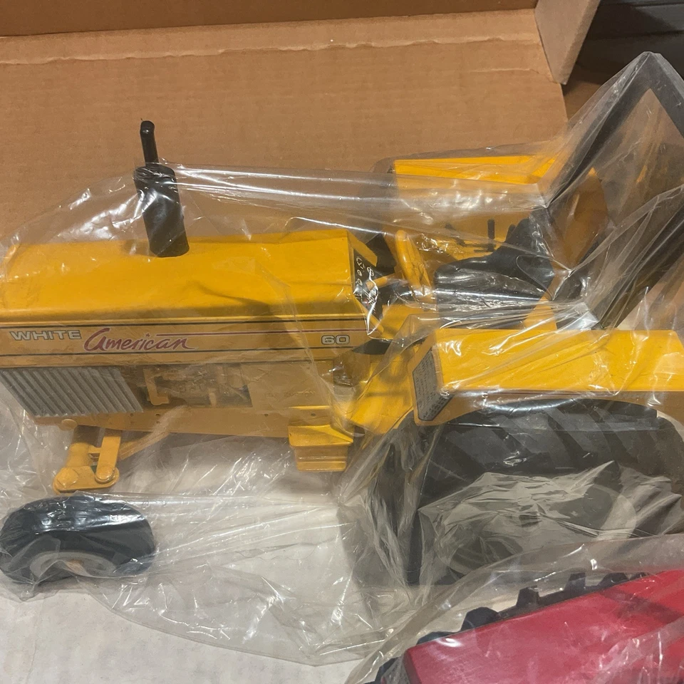 1/16 SCALE MODELS WHITE AMERICAN 60 TRACTOR SET OF 4 WITH ORIGINAL BOX 1991 FS - Image 4 of 4