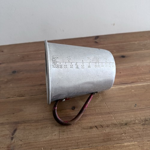 Vintage Aluminium 2 Pint 40 Ozs Measuring Jug Rusty Handle Lightweight Scooper - Picture 12 of 24