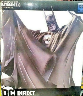 The 100th Batman Black & White Statue Todd McFarlane DC Sideshow 2
